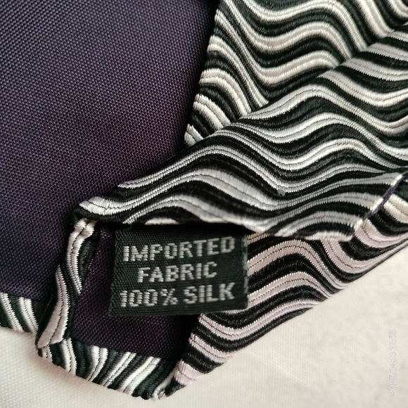Geoffrey Beene Silk Necktie Black and Silver Wavy Pattern Jacquard Tie Luxury - Picture 4 of 10